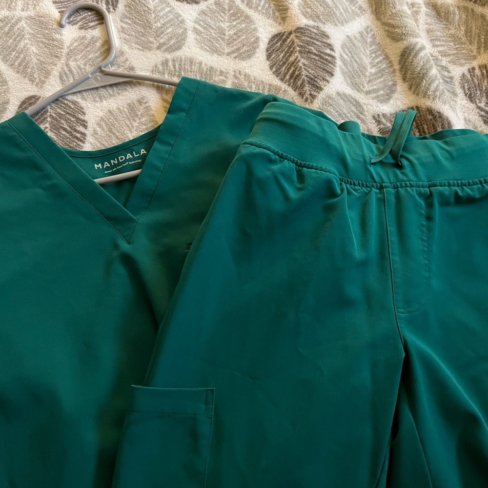 Mandala scrubs jogger style pants (set) size XXS (hunter green)